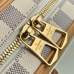 N50048白格2021 春夏款Deauville 迷你手袋以Damier Azur 帆布塑造輕巧構型，搭配可拆卸並調節的皮革肩帶，無論手拿、肩背或斜挎，均可為任意著裝注入復古韻致。尺寸21 x 16 x 7 公分#15760