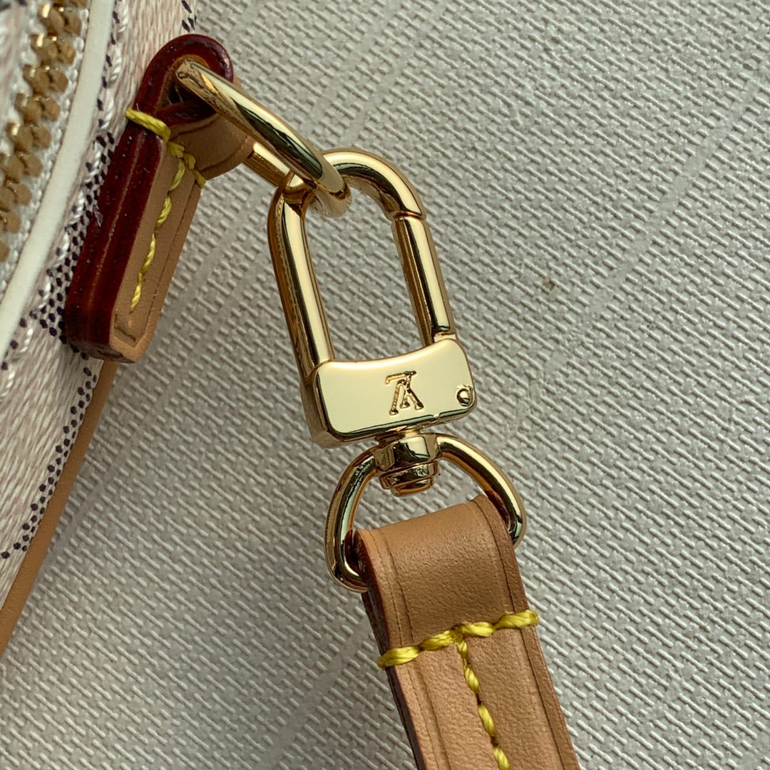 N50048白格2021 春夏款Deauville 迷你手袋以Damier Azur 帆布塑造輕巧構型，搭配可拆卸並調節的皮革肩帶，無論手拿、肩背或斜挎，均可為任意著裝注入復古韻致。尺寸21 x 16 x 7 公分#15760