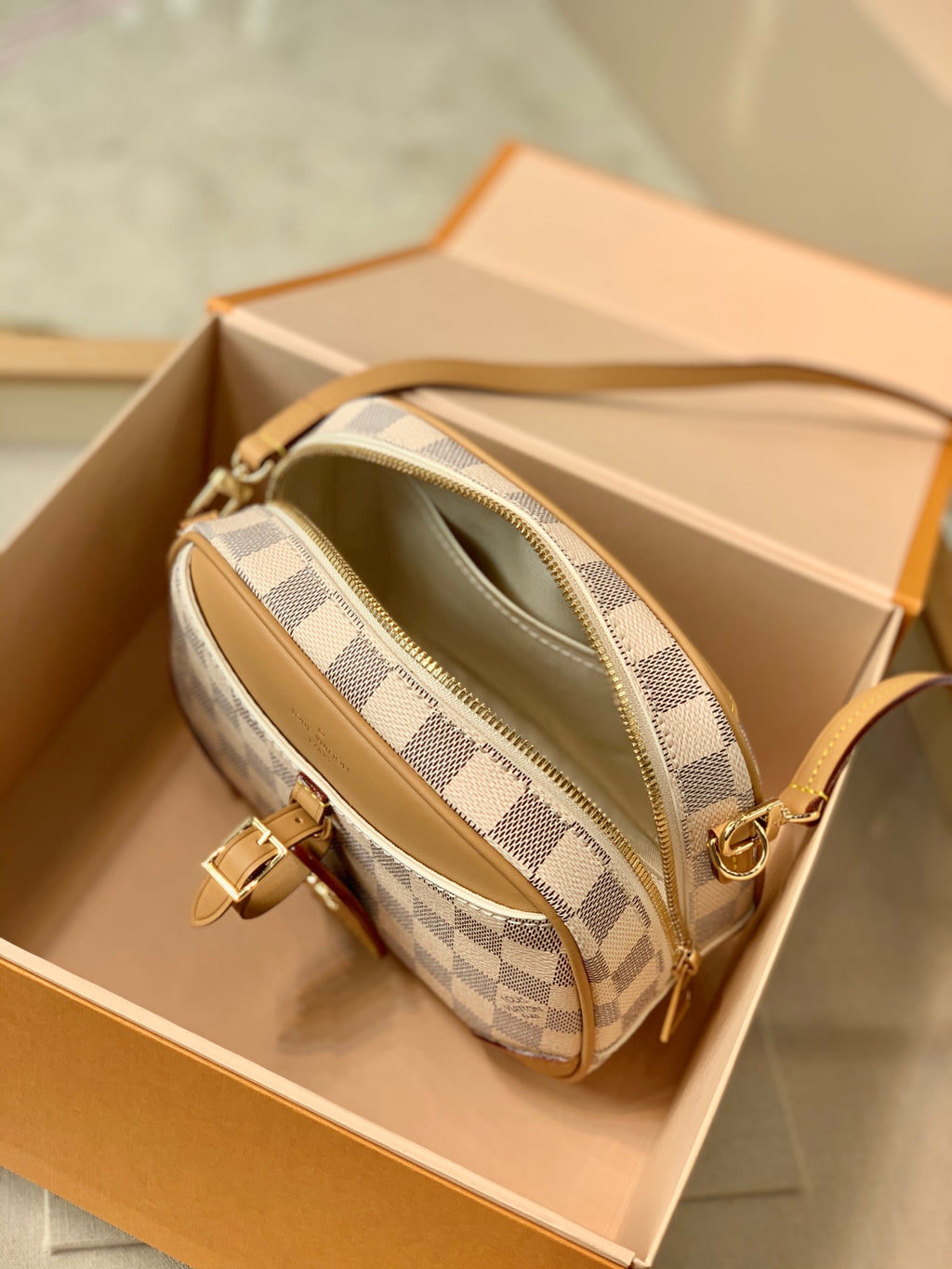 N50048白格2021 春夏款Deauville 迷你手袋以Damier Azur 帆布塑造輕巧構型，搭配可拆卸並調節的皮革肩帶，無論手拿、肩背或斜挎，均可為任意著裝注入復古韻致。尺寸21 x 16 x 7 公分#15760
