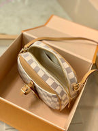 N50048白格2021 春夏款Deauville 迷你手袋以Damier Azur 帆布塑造輕巧構型，搭配可拆卸並調節的皮革肩帶，無論手拿、肩背或斜挎，均可為任意著裝注入復古韻致。尺寸21 x 16 x 7 公分#15760
