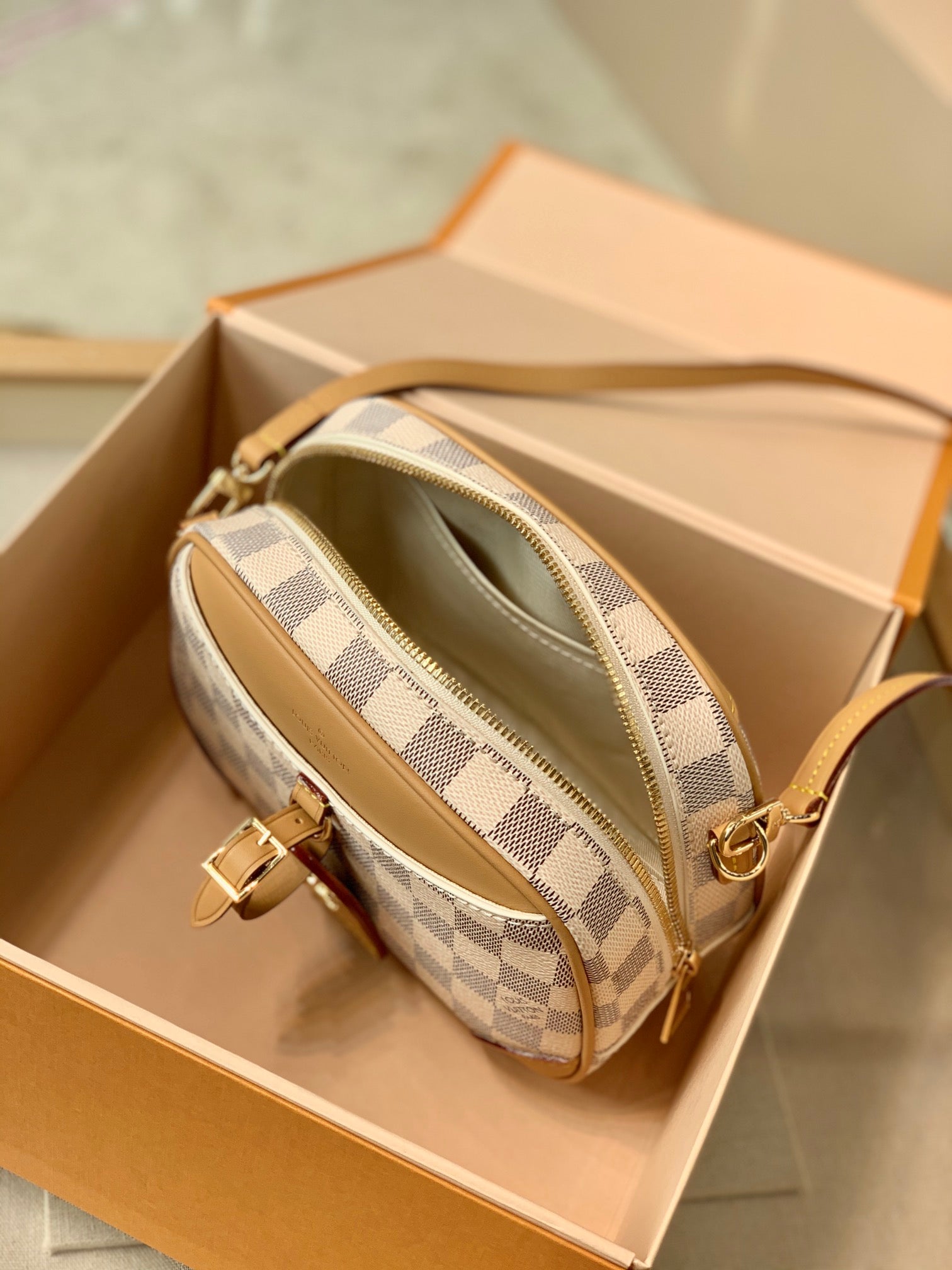 N50048白格2021 春夏款Deauville 迷你手袋以Damier Azur 帆布塑造輕巧構型，搭配可拆卸並調節的皮革肩帶，無論手拿、肩背或斜挎，均可為任意著裝注入復古韻致。尺寸21 x 16 x 7 公分#15760