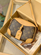 M45528 Nicolas Ghesquière 沿襲品牌旅行傳承，為2020 年春夏秀場帶來Mini Luggage 手袋。雋永的Monogram 帆布勾勒精巧構型，做舊VVN 牛皮包覆邊角與飾邊，綻放復古魅力。可調式肩帶探索更多背攜方式。尺寸: 22-15-7cm#15760