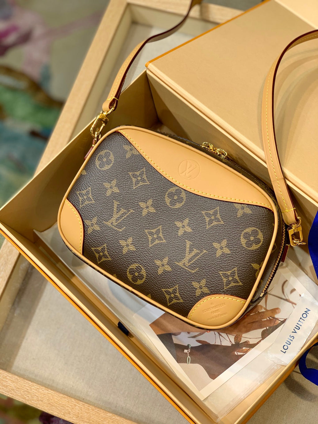 M45528 Nicolas Ghesquière 沿襲品牌旅行傳承，為2020 年春夏秀場帶來Mini Luggage 手袋。雋永的Monogram 帆布勾勒精巧構型，做舊VVN 牛皮包覆邊角與飾邊，綻放復古魅力。可調式肩帶探索更多背攜方式。尺寸: 22-15-7cm#15760