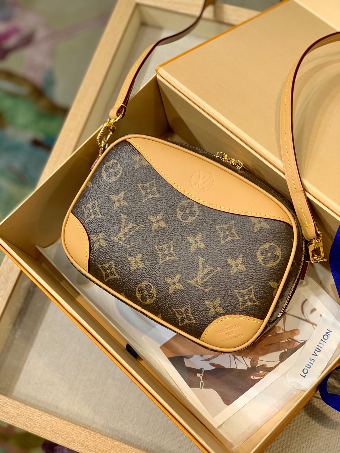 M45528 Nicolas Ghesquière 沿襲品牌旅行傳承，為2020 年春夏秀場帶來Mini Luggage 手袋。雋永的Monogram 帆布勾勒精巧構型，做舊VVN 牛皮包覆邊角與飾邊，綻放復古魅力。可調式肩帶探索更多背攜方式。尺寸: 22-15-7cm#15760