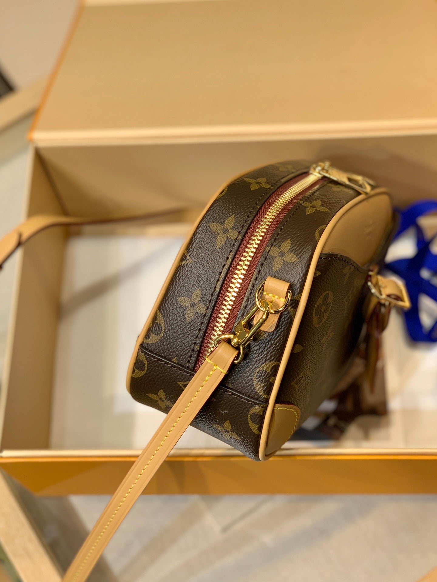 M45528 Nicolas Ghesquière 沿襲品牌旅行傳承，為2020 年春夏秀場帶來Mini Luggage 手袋。雋永的Monogram 帆布勾勒精巧構型，做舊VVN 牛皮包覆邊角與飾邊，綻放復古魅力。可調式肩帶探索更多背攜方式。尺寸: 22-15-7cm#15760