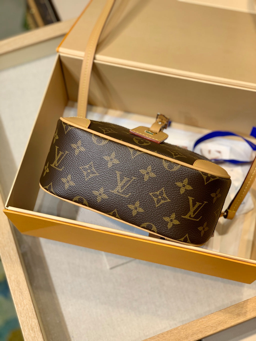 M45528 Nicolas Ghesquière 沿襲品牌旅行傳承，為2020 年春夏秀場帶來Mini Luggage 手袋。雋永的Monogram 帆布勾勒精巧構型，做舊VVN 牛皮包覆邊角與飾邊，綻放復古魅力。可調式肩帶探索更多背攜方式。尺寸: 22-15-7cm#15760