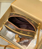 M45528 Nicolas Ghesquière 沿襲品牌旅行傳承，為2020 年春夏秀場帶來Mini Luggage 手袋。雋永的Monogram 帆布勾勒精巧構型，做舊VVN 牛皮包覆邊角與飾邊，綻放復古魅力。可調式肩帶探索更多背攜方式。尺寸: 22-15-7cm#15760