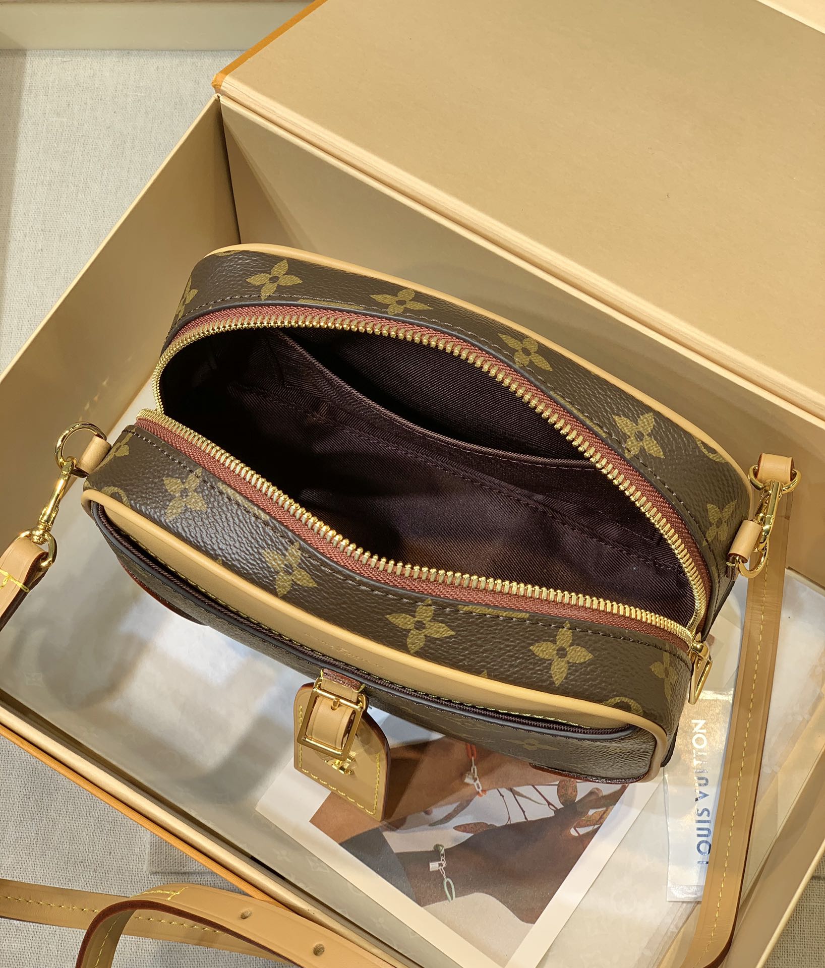 M45528 Nicolas Ghesquière 沿襲品牌旅行傳承，為2020 年春夏秀場帶來Mini Luggage 手袋。雋永的Monogram 帆布勾勒精巧構型，做舊VVN 牛皮包覆邊角與飾邊，綻放復古魅力。可調式肩帶探索更多背攜方式。尺寸: 22-15-7cm#15760