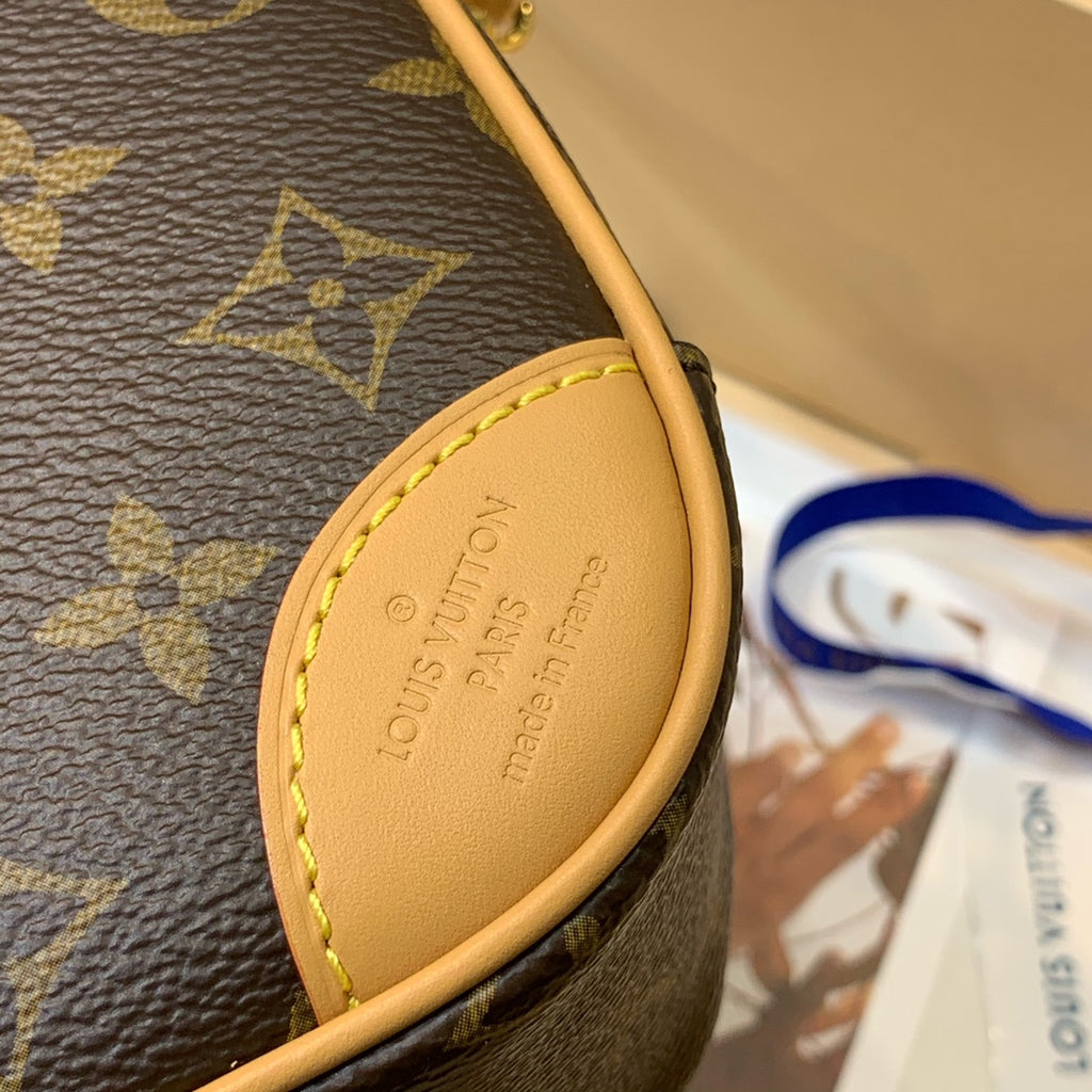 M45528 Nicolas Ghesquière 沿襲品牌旅行傳承，為2020 年春夏秀場帶來Mini Luggage 手袋。雋永的Monogram 帆布勾勒精巧構型，做舊VVN 牛皮包覆邊角與飾邊，綻放復古魅力。可調式肩帶探索更多背攜方式。尺寸: 22-15-7cm#15760