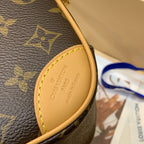 M45528 Nicolas Ghesquière 沿襲品牌旅行傳承，為2020 年春夏秀場帶來Mini Luggage 手袋。雋永的Monogram 帆布勾勒精巧構型，做舊VVN 牛皮包覆邊角與飾邊，綻放復古魅力。可調式肩帶探索更多背攜方式。尺寸: 22-15-7cm#15760