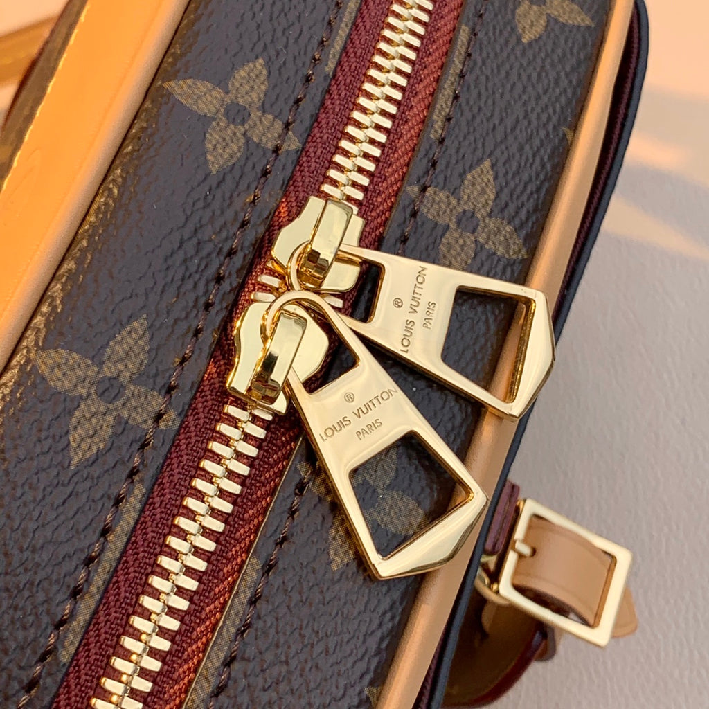 M45528 Nicolas Ghesquière 沿襲品牌旅行傳承，為2020 年春夏秀場帶來Mini Luggage 手袋。雋永的Monogram 帆布勾勒精巧構型，做舊VVN 牛皮包覆邊角與飾邊，綻放復古魅力。可調式肩帶探索更多背攜方式。尺寸: 22-15-7cm#15760