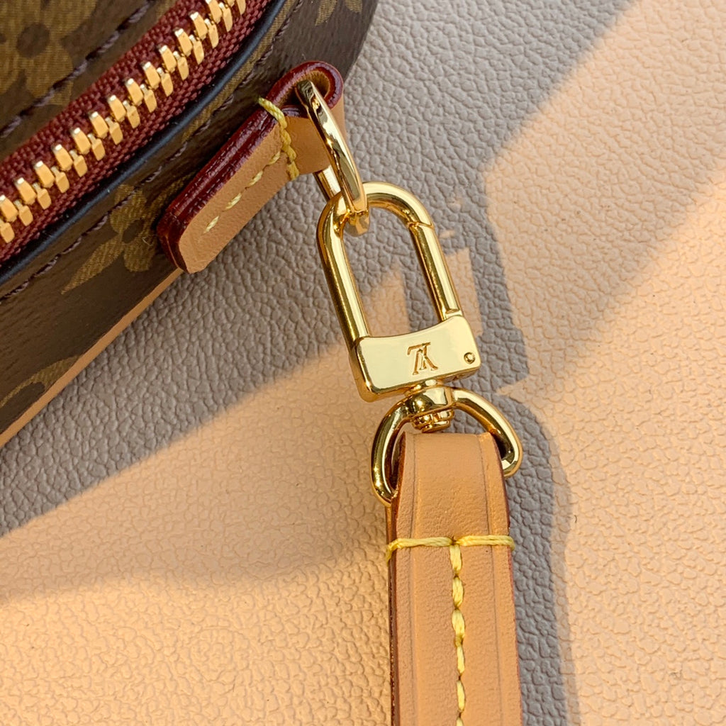M45528 Nicolas Ghesquière 沿襲品牌旅行傳承，為2020 年春夏秀場帶來Mini Luggage 手袋。雋永的Monogram 帆布勾勒精巧構型，做舊VVN 牛皮包覆邊角與飾邊，綻放復古魅力。可調式肩帶探索更多背攜方式。尺寸: 22-15-7cm#15760