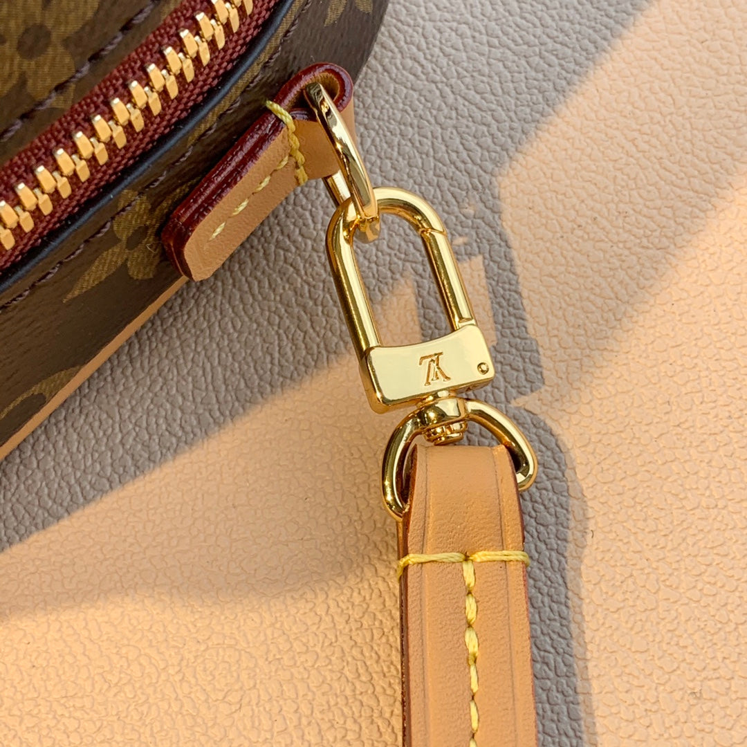 M45528 Nicolas Ghesquière 沿襲品牌旅行傳承，為2020 年春夏秀場帶來Mini Luggage 手袋。雋永的Monogram 帆布勾勒精巧構型，做舊VVN 牛皮包覆邊角與飾邊，綻放復古魅力。可調式肩帶探索更多背攜方式。尺寸: 22-15-7cm#15760