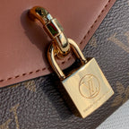 M80763 爆款鎖頭雙鏈腋下包·Padlock on Strap腋下包這麼火,LV也該有一款了是不是!之前的Coussin尺寸比較大自重也有點重,這只就剛剛好~隨身物品都能放得下,自重也很輕,還有兩條肩帶可以切換,尺寸19x1×隨身物品都能放得下,自重也很輕,還有兩條肩帶可以切換,尺寸19x11×33 #15676