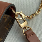 M80763 爆款鎖頭雙鏈腋下包·Padlock on Strap腋下包這麼火,LV也該有一款了是不是!之前的Coussin尺寸比較大自重也有點重,這只就剛剛好~隨身物品都能放得下,自重也很輕,還有兩條肩帶可以切換,尺寸19x1×隨身物品都能放得下,自重也很輕,還有兩條肩帶可以切換,尺寸19x11×33 #15676