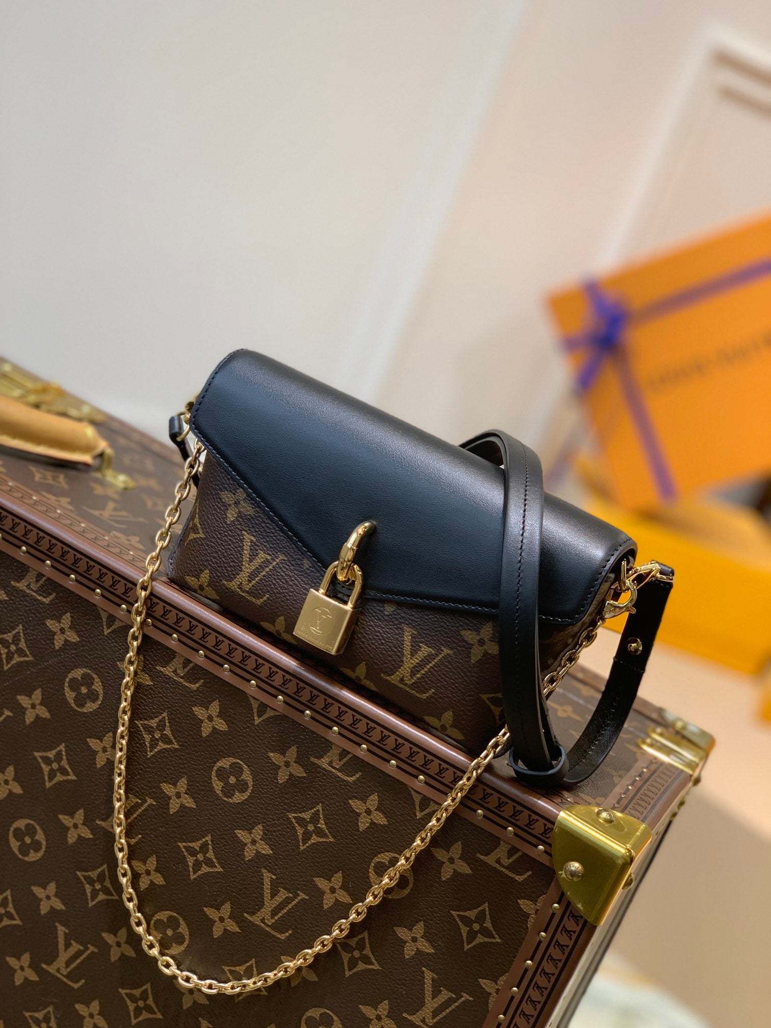 M80559 爆款鎖頭雙鏈腋下包·Padlock on Strap腋下包這麼火,LV也該有一款了是不是!之前的Coussin尺寸比較大自重也有點重,這只就剛剛好~隨身物品都能放得下,自重也很輕,還有兩條肩帶可以切換,尺寸19x1×隨身物品都能放得下,自重也很輕,還有兩條肩帶可以切換,尺寸19x11×33 #15676