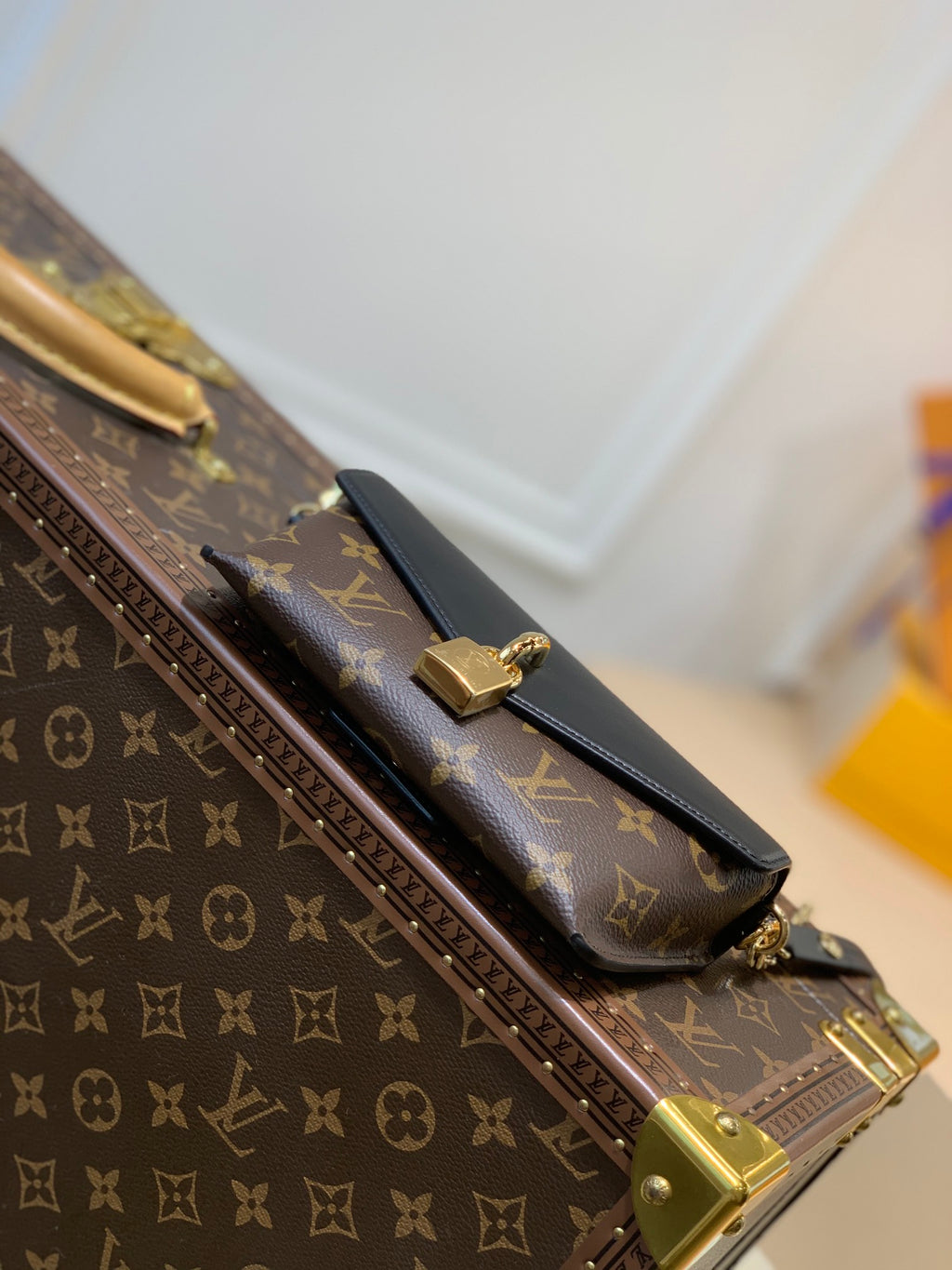 M80559 爆款鎖頭雙鏈腋下包·Padlock on Strap腋下包這麼火,LV也該有一款了是不是!之前的Coussin尺寸比較大自重也有點重,這只就剛剛好~隨身物品都能放得下,自重也很輕,還有兩條肩帶可以切換,尺寸19x1×隨身物品都能放得下,自重也很輕,還有兩條肩帶可以切換,尺寸19x11×33 #15676