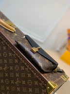 M80559 爆款鎖頭雙鏈腋下包·Padlock on Strap腋下包這麼火,LV也該有一款了是不是!之前的Coussin尺寸比較大自重也有點重,這只就剛剛好~隨身物品都能放得下,自重也很輕,還有兩條肩帶可以切換,尺寸19x1×隨身物品都能放得下,自重也很輕,還有兩條肩帶可以切換,尺寸19x11×33 #15676