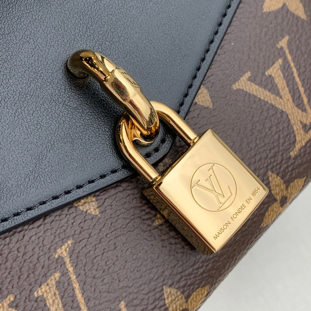 M80559 爆款鎖頭雙鏈腋下包·Padlock on Strap腋下包這麼火,LV也該有一款了是不是!之前的Coussin尺寸比較大自重也有點重,這只就剛剛好~隨身物品都能放得下,自重也很輕,還有兩條肩帶可以切換,尺寸19x1×隨身物品都能放得下,自重也很輕,還有兩條肩帶可以切換,尺寸19x11×33 #15676