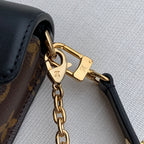 M80559 爆款鎖頭雙鏈腋下包·Padlock on Strap腋下包這麼火,LV也該有一款了是不是!之前的Coussin尺寸比較大自重也有點重,這只就剛剛好~隨身物品都能放得下,自重也很輕,還有兩條肩帶可以切換,尺寸19x1×隨身物品都能放得下,自重也很輕,還有兩條肩帶可以切換,尺寸19x11×33 #15676