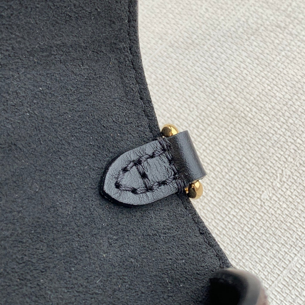 M80559 爆款鎖頭雙鏈腋下包·Padlock on Strap腋下包這麼火,LV也該有一款了是不是!之前的Coussin尺寸比較大自重也有點重,這只就剛剛好~隨身物品都能放得下,自重也很輕,還有兩條肩帶可以切換,尺寸19x1×隨身物品都能放得下,自重也很輕,還有兩條肩帶可以切換,尺寸19x11×33 #15676