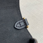 M80559 爆款鎖頭雙鏈腋下包·Padlock on Strap腋下包這麼火,LV也該有一款了是不是!之前的Coussin尺寸比較大自重也有點重,這只就剛剛好~隨身物品都能放得下,自重也很輕,還有兩條肩帶可以切換,尺寸19x1×隨身物品都能放得下,自重也很輕,還有兩條肩帶可以切換,尺寸19x11×33 #15676