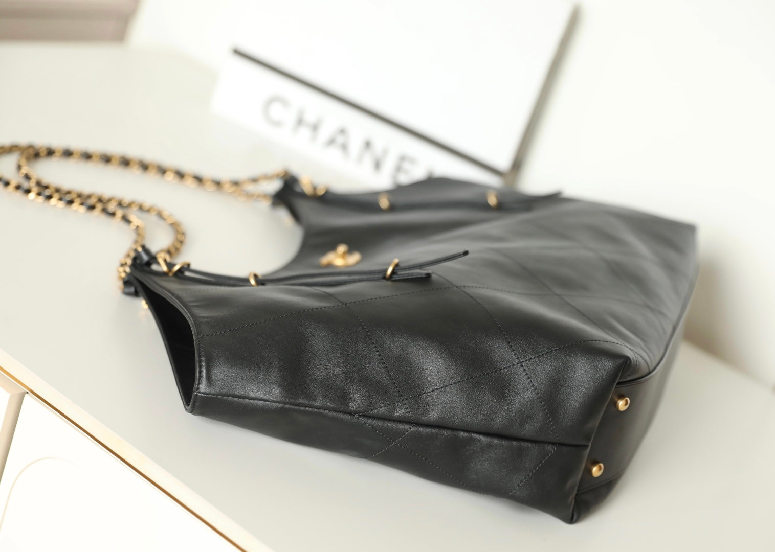 ◾️全新出貨🆕𝗖𝗵𝗮𝗻𝗲𝗹 𝟮𝟱𝘀春夏𝖬𝖺𝗑𝗂購物包大號♥黑色專櫃售價𝟦𝟨𝟤𝟢𝟢𝗋𝗆𝖻買 手感細膩軟軟糯糯，簡直驚呆了~ 經典的大格子搭配復古金鍊子， 隨手一拎就是大氣的高級濾鏡🔍 黑金百搭不挑人，通勤約會兩不誤！ 背上它，真的是氣場全開啊✨✨ 五金：厚鍍𝟤𝟦𝗄復古金皮料：獨家𝗁𝖺𝖺𝗌小牛皮尺寸：𝟥𝟨*𝟧𝟫*𝟣𝟥𝟥