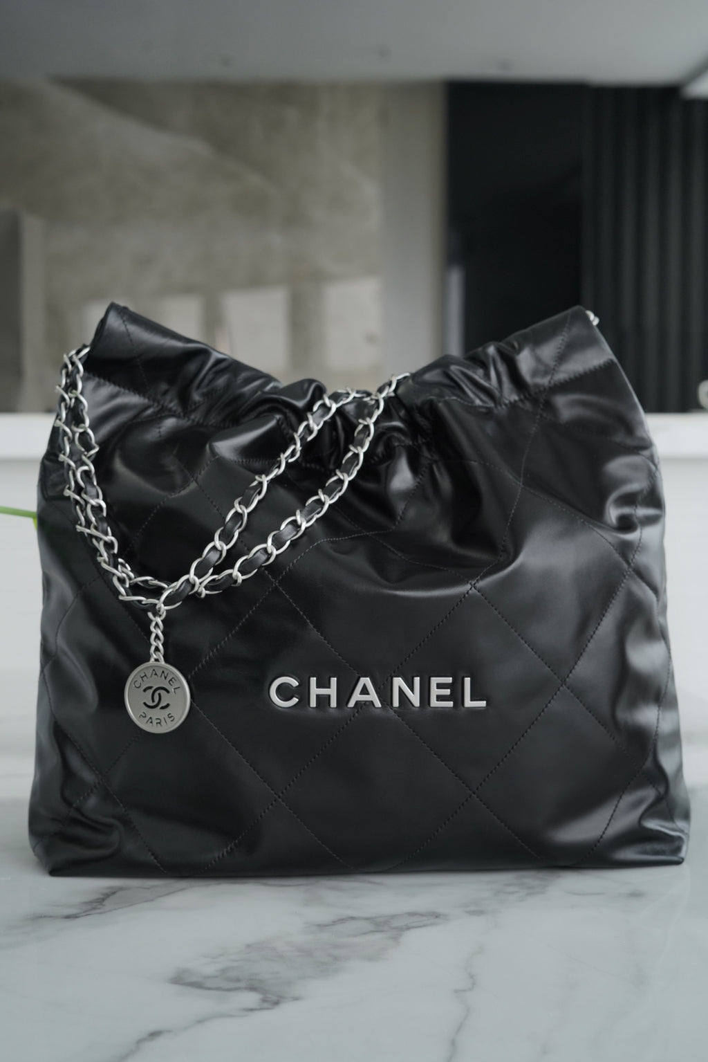 ◾️𝗖𝗛𝗔𝗡𝗘𝗟 𝟐𝟐𝗣春夏新款𝟐𝟐手袋黑色銀扣中號正品尾皮皮質既柔軟又耐磨，兩者兼具簡單單的外觀但藏著不少設計師的空鏂logo，小小的點綴讓整體氣質提高了不只一個Level，滿滿的復古情懷，鬆鬆垮垮的慵懶感！ 🍃 尺寸：39*42*8cm