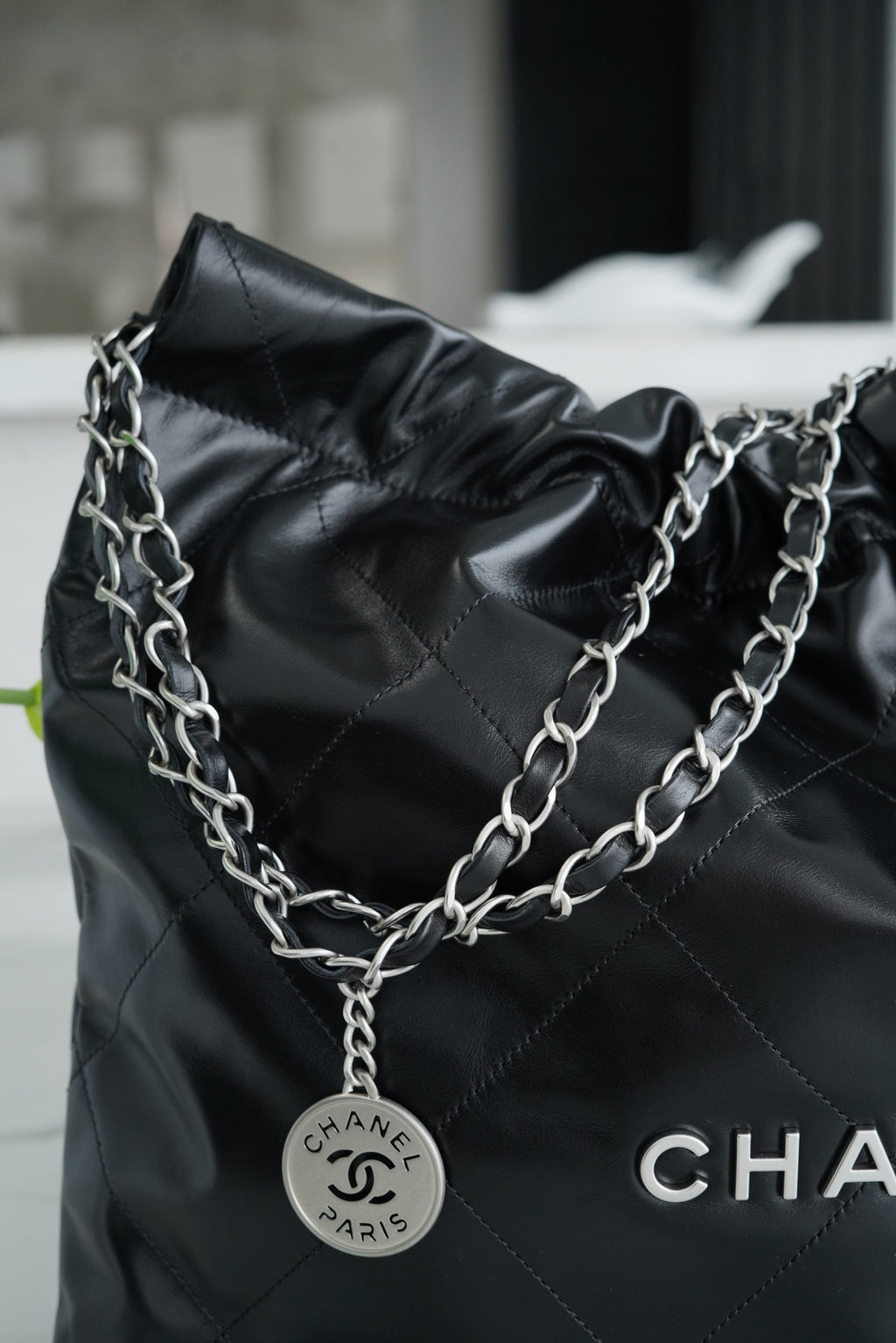 ◾️𝗖𝗛𝗔𝗡𝗘𝗟 𝟐𝟐𝗣春夏新款𝟐𝟐手袋黑色銀扣中號正品尾皮皮質既柔軟又耐磨，兩者兼具簡單單的外觀但藏著不少設計師的空鏂logo，小小的點綴讓整體氣質提高了不只一個Level，滿滿的復古情懷，鬆鬆垮垮的慵懶感！ 🍃 尺寸：39*42*8cm