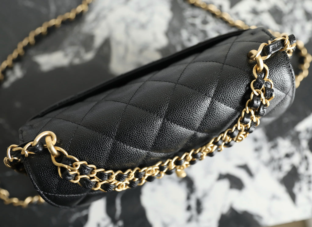 ◾️全新出貨🆕𝗖𝗵𝗮𝗻𝗲𝟭 𝟮𝟱𝗣春夏雙鏈口蓋包中號黑色♥ 專櫃售價𝟦𝟩𝟩𝗢一眼心動𝖢𝗁𝖺𝗇𝖾𝗅雙鍊條口蓋包復古金搭配小雙𝖼 𝖫𝗈𝗀𝗈手拎鏈條， 是經典的輪迴也同時在定義潮流🗄 簡單的鍍金包皮：卻含著厚厚的巧克力包膜𝖧𝖺𝖺𝗌中小球牛皮尺寸：𝟤𝟤*𝟣𝟦*𝟨.𝟧 𝖼𝗆