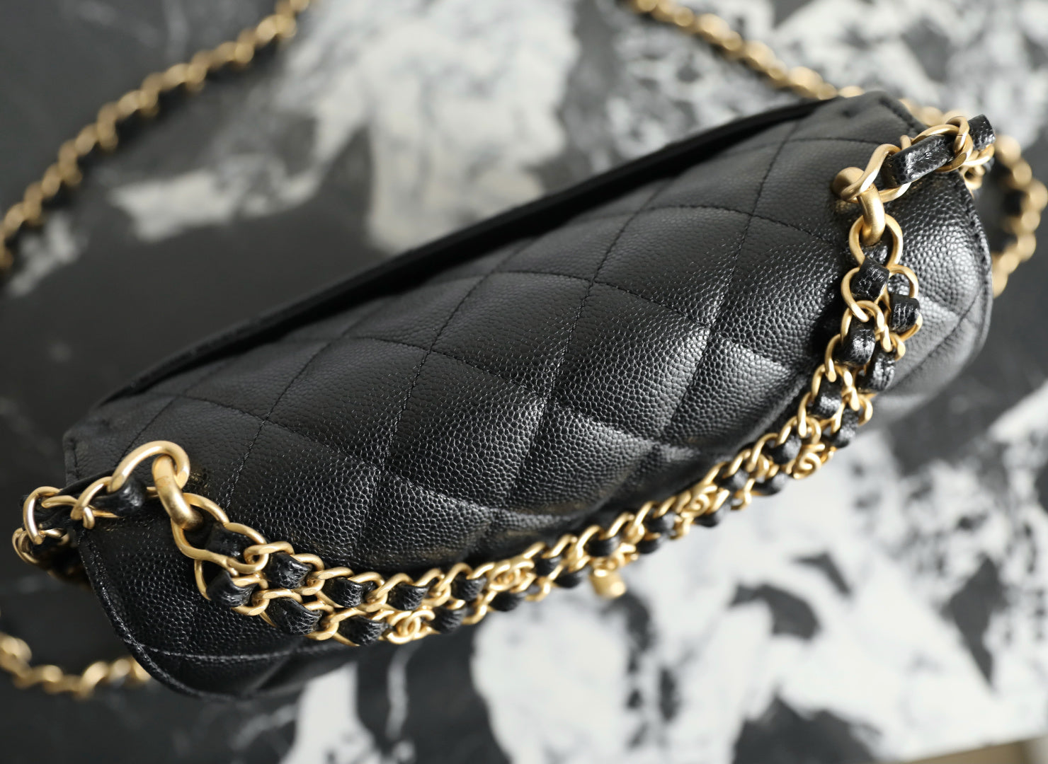 ◾️全新出貨🆕𝗖𝗵𝗮𝗻𝗲𝟭 𝟮𝟱𝗣春夏雙鏈口蓋包中號黑色♥ 專櫃售價𝟦𝟩𝟩𝗢一眼心動𝖢𝗁𝖺𝗇𝖾𝗅雙鍊條口蓋包復古金搭配小雙𝖼 𝖫𝗈𝗀𝗈手拎鏈條， 是經典的輪迴也同時在定義潮流🗄 簡單的鍍金包皮：卻含著厚厚的巧克力包膜𝖧𝖺𝖺𝗌中小球牛皮尺寸：𝟤𝟤*𝟣𝟦*𝟨.𝟧 𝖼𝗆