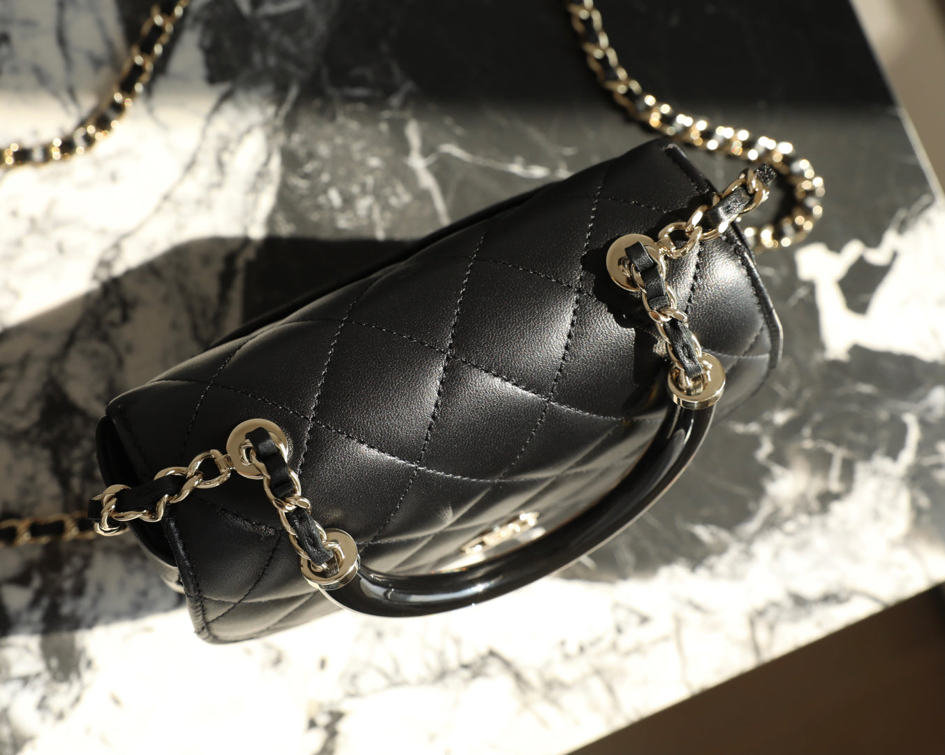 ◾️全新出貨🆕𝗖𝗵𝗮𝗻𝗲𝟭 𝟮𝟱𝗣春夏琺瑯彩手柄𝗆𝗂𝗇𝗝好治癒的一款半圓𝗆𝗂𝗇𝗂口蓋包樹脂半透琺瑯彩手柄，超好握感❕ 光滑細緻的做工在細節上無可挑剔~ 是優雅的神器，讓時髦精緻出行啦👒五金：厚鍍𝟣𝟦𝗄淡金扣皮料：𝖦𝖺𝗂𝖾𝗋𝖺"方框"小羊皮尺寸：𝟣𝟦*𝟣*𝟨.