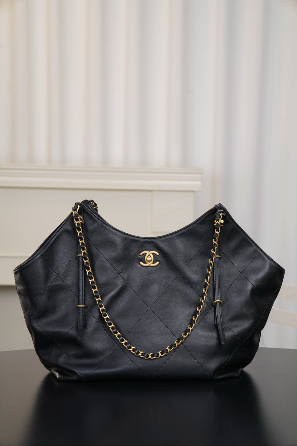 ◾️𝐂𝐇𝐀𝐍𝐄𝐋 𝟐𝟓𝐒走秀款𝐌𝐀𝐗𝐈 𝐇𝐎𝐁𝐎 黑金小號𝐇被𝐆𝐃權志龍種草的𝟐𝟓𝐬大𝐡𝐨𝐛𝐨！ 看見他背的時候就心動了🤩 好看又能裝！上身超有範✔️ 搭配休閒裝妥妥的時髦精✨ 牛皮🐂的質感柔軟細膩； 版型慵懶又隨性！ 小號尺寸就已經適合日常使用！徹底心動💗～ 尺寸：𝟑𝟏𝐱𝟒𝟕𝐱𝟏𝟏𝐜𝐦 公�𝟎𝟎𝐫𝐦𝐛