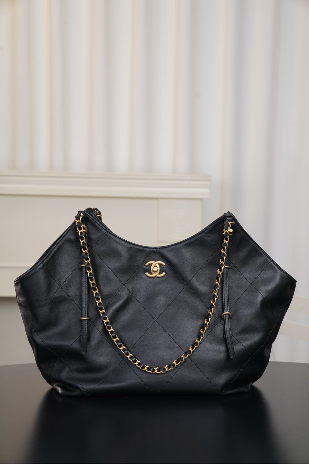 ◾️𝐂𝐇𝐀𝐍𝐄𝐋 𝟐𝟓𝐒走秀款𝐌𝐀𝐗𝐈 𝐇𝐎𝐁𝐎 黑金小號𝐇被𝐆𝐃權志龍種草的𝟐𝟓𝐬大𝐡𝐨𝐛𝐨！ 看見他背的時候就心動了🤩 好看又能裝！上身超有範✔️ 搭配休閒裝妥妥的時髦精✨ 牛皮🐂的質感柔軟細膩； 版型慵懶又隨性！ 小號尺寸就已經適合日常使用！徹底心動💗～ 尺寸：𝟑𝟏𝐱𝟒𝟕𝐱𝟏𝟏𝐜𝐦 公�𝟎𝟎𝐫𝐦𝐛