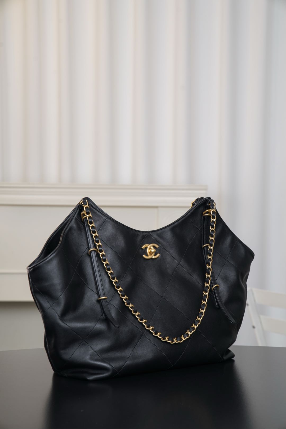 ◾️𝐂𝐇𝐀𝐍𝐄𝐋 𝟐𝟓𝐒走秀款𝐌𝐀𝐗𝐈 𝐇𝐎𝐁𝐎 黑金小號𝐇被𝐆𝐃權志龍種草的𝟐𝟓𝐬大𝐡𝐨𝐛𝐨！ 看見他背的時候就心動了🤩 好看又能裝！上身超有範✔️ 搭配休閒裝妥妥的時髦精✨ 牛皮🐂的質感柔軟細膩； 版型慵懶又隨性！ 小號尺寸就已經適合日常使用！徹底心動💗～ 尺寸：𝟑𝟏𝐱𝟒𝟕𝐱𝟏𝟏𝐜𝐦 公�𝟎𝟎𝐫𝐦𝐛