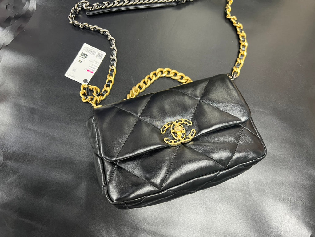 Chanel 19bag 至尊黑金‍♀️ 正品皮小號【全新升級一包一號晶片】 義大利🇮🇹「方框」 原廠一級小羊皮，正品尾皮限量出售，純水染工藝，毛孔清晰底光通透！嬰兒般的軟乎手感，飽滿有肉！ 尺寸：26cm