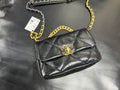 Chanel 19bag 至尊黑金‍♀️ 正品皮小號【全新升級一包一號晶片】 義大利🇮🇹「方框」 原廠一級小羊皮，正品尾皮限量出售，純水染工藝，毛孔清晰底光通透！嬰兒般的軟乎手感，飽滿有肉！ 尺寸：26cm