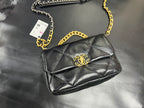 Chanel 19bag 至尊黑金‍♀️ 正品皮小號【全新升級一包一號晶片】 義大利🇮🇹「方框」 原廠一級小羊皮，正品尾皮限量出售，純水染工藝，毛孔清晰底光通透！嬰兒般的軟乎手感，飽滿有肉！ 尺寸：26cm