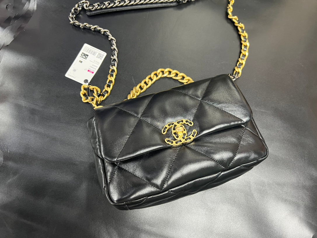 Chanel 19bag 至尊黑金‍♀️ 正品皮小號【全新升級一包一號晶片】 義大利🇮🇹「方框」 原廠一級小羊皮，正品尾皮限量出售，純水染工藝，毛孔清晰底光通透！嬰兒般的軟乎手感，飽滿有肉！ 尺寸：26cm