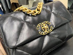 Chanel 19bag 至尊黑金‍♀️ 正品皮小號【全新升級一包一號晶片】 義大利🇮🇹「方框」 原廠一級小羊皮，正品尾皮限量出售，純水染工藝，毛孔清晰底光通透！嬰兒般的軟乎手感，飽滿有肉！ 尺寸：26cm