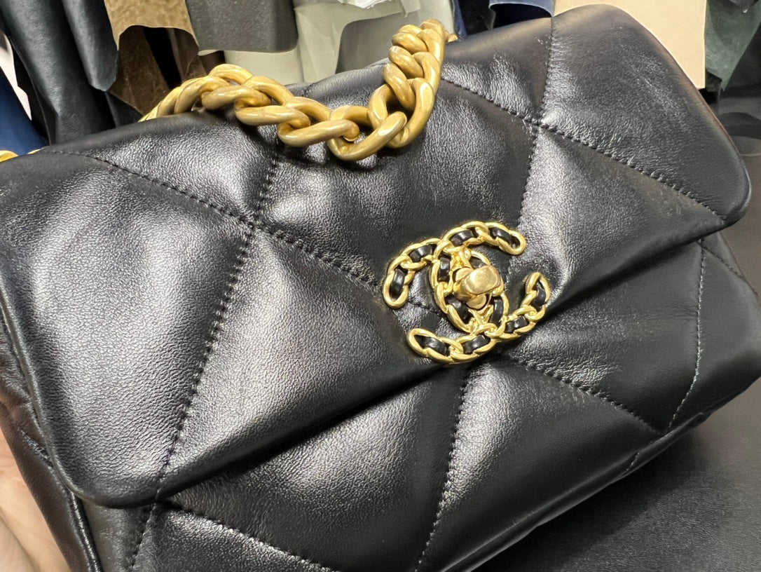 Chanel 19bag 至尊黑金‍♀️ 正品皮小號【全新升級一包一號晶片】 義大利🇮🇹「方框」 原廠一級小羊皮，正品尾皮限量出售，純水染工藝，毛孔清晰底光通透！嬰兒般的軟乎手感，飽滿有肉！ 尺寸：26cm