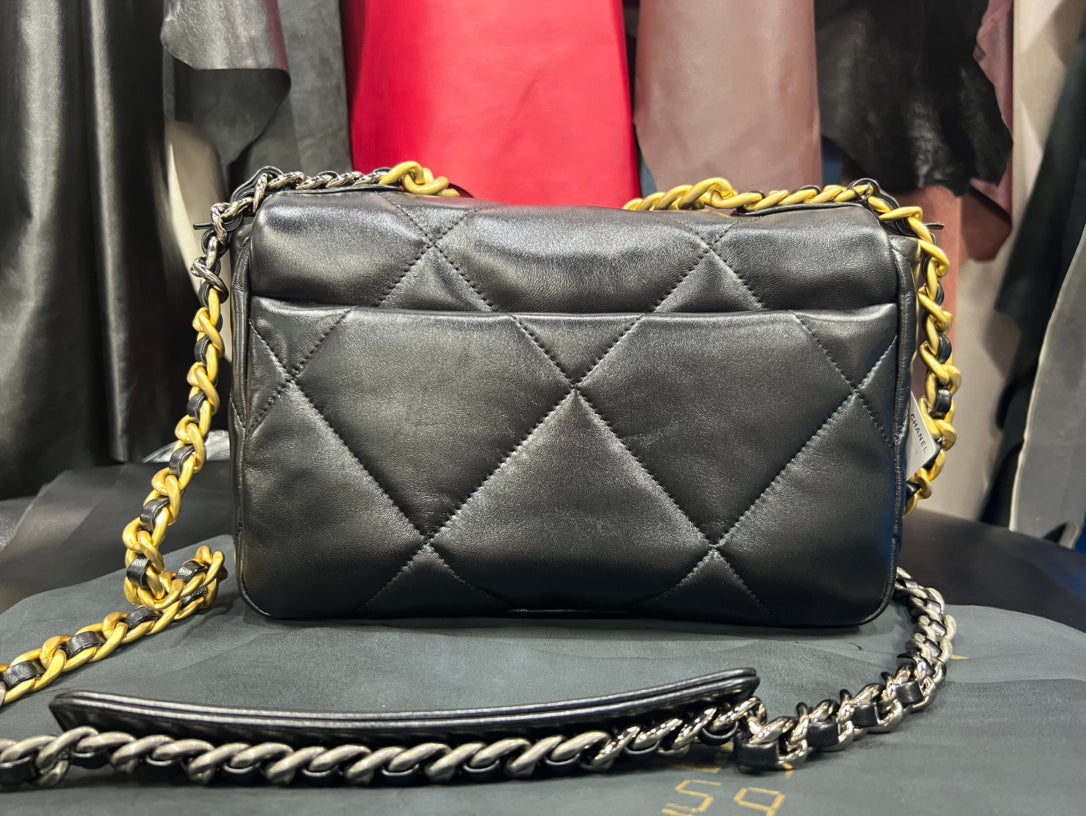 Chanel 19bag 至尊黑金‍♀️ 正品皮小號【全新升級一包一號晶片】 義大利🇮🇹「方框」 原廠一級小羊皮，正品尾皮限量出售，純水染工藝，毛孔清晰底光通透！嬰兒般的軟乎手感，飽滿有肉！ 尺寸：26cm