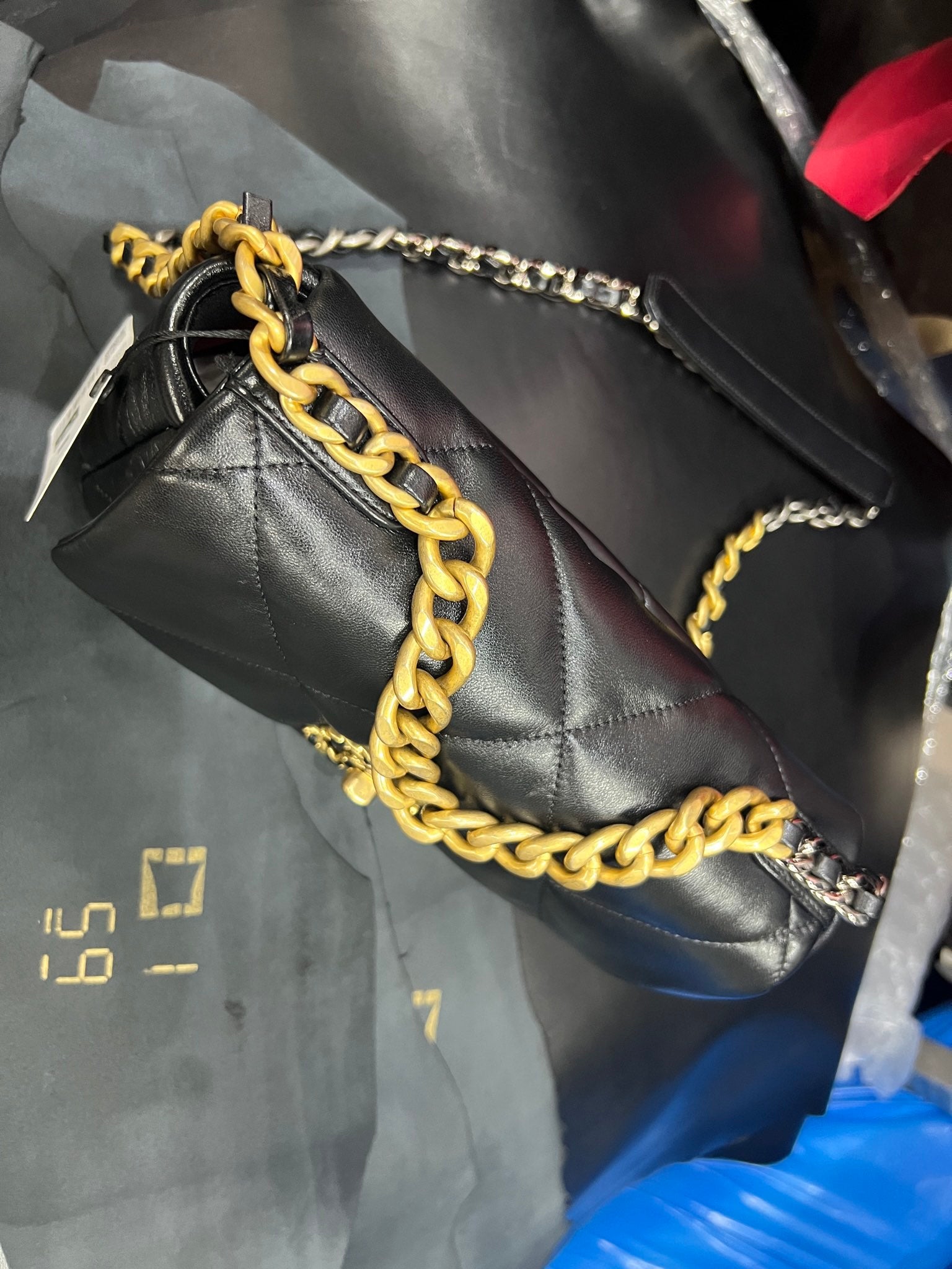 Chanel 19bag 至尊黑金‍♀️ 正品皮小號【全新升級一包一號晶片】 義大利🇮🇹「方框」 原廠一級小羊皮，正品尾皮限量出售，純水染工藝，毛孔清晰底光通透！嬰兒般的軟乎手感，飽滿有肉！ 尺寸：26cm