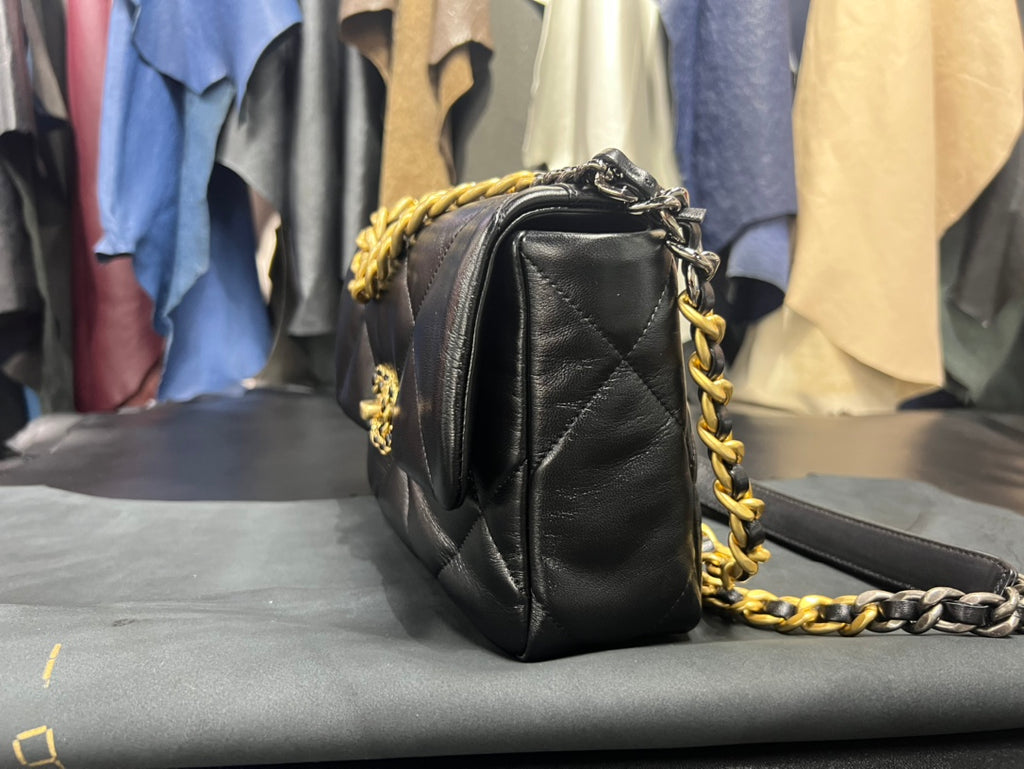 Chanel 19bag 至尊黑金‍♀️ 正品皮小號【全新升級一包一號晶片】 義大利🇮🇹「方框」 原廠一級小羊皮，正品尾皮限量出售，純水染工藝，毛孔清晰底光通透！嬰兒般的軟乎手感，飽滿有肉！ 尺寸：26cm