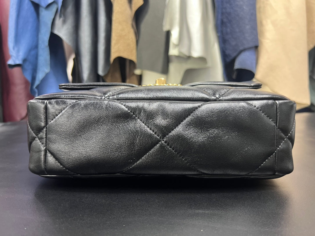 Chanel 19bag 至尊黑金‍♀️ 正品皮小號【全新升級一包一號晶片】 義大利🇮🇹「方框」 原廠一級小羊皮，正品尾皮限量出售，純水染工藝，毛孔清晰底光通透！嬰兒般的軟乎手感，飽滿有肉！ 尺寸：26cm