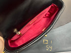 Chanel 19bag 至尊黑金‍♀️ 正品皮小號【全新升級一包一號晶片】 義大利🇮🇹「方框」 原廠一級小羊皮，正品尾皮限量出售，純水染工藝，毛孔清晰底光通透！嬰兒般的軟乎手感，飽滿有肉！ 尺寸：26cm