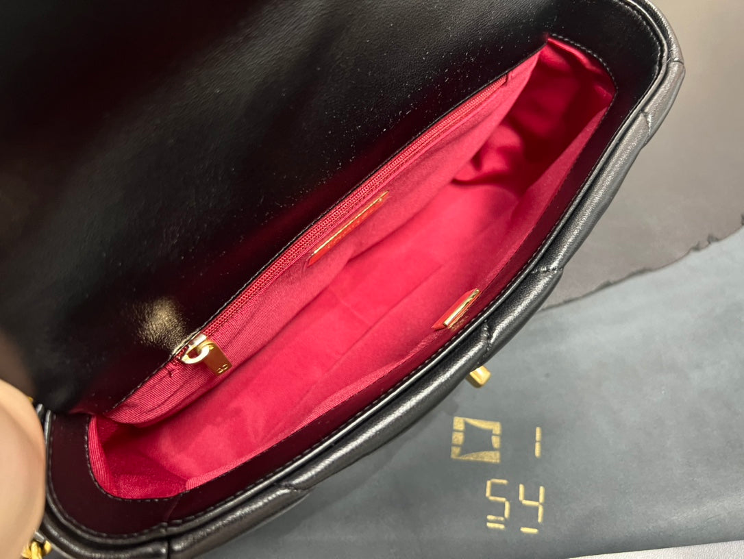 Chanel 19bag 至尊黑金‍♀️ 正品皮小號【全新升級一包一號晶片】 義大利🇮🇹「方框」 原廠一級小羊皮，正品尾皮限量出售，純水染工藝，毛孔清晰底光通透！嬰兒般的軟乎手感，飽滿有肉！ 尺寸：26cm