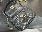 Chanel 19bag 至尊黑金‍♀️ 正品皮小號【全新升級一包一號晶片】 義大利🇮🇹「方框」 原廠一級小羊皮，正品尾皮限量出售，純水染工藝，毛孔清晰底光通透！嬰兒般的軟乎手感，飽滿有肉！ 尺寸：26cm