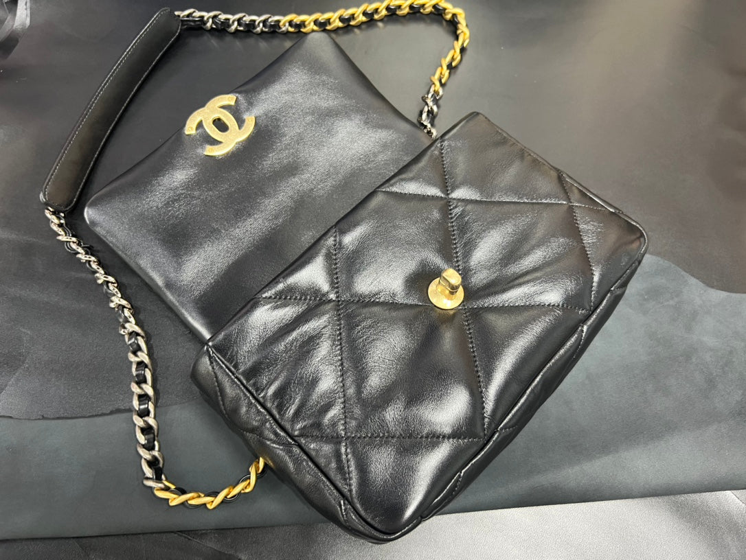 Chanel 19bag 至尊黑金‍♀️ 正品皮小號【全新升級一包一號晶片】 義大利🇮🇹「方框」 原廠一級小羊皮，正品尾皮限量出售，純水染工藝，毛孔清晰底光通透！嬰兒般的軟乎手感，飽滿有肉！ 尺寸：26cm