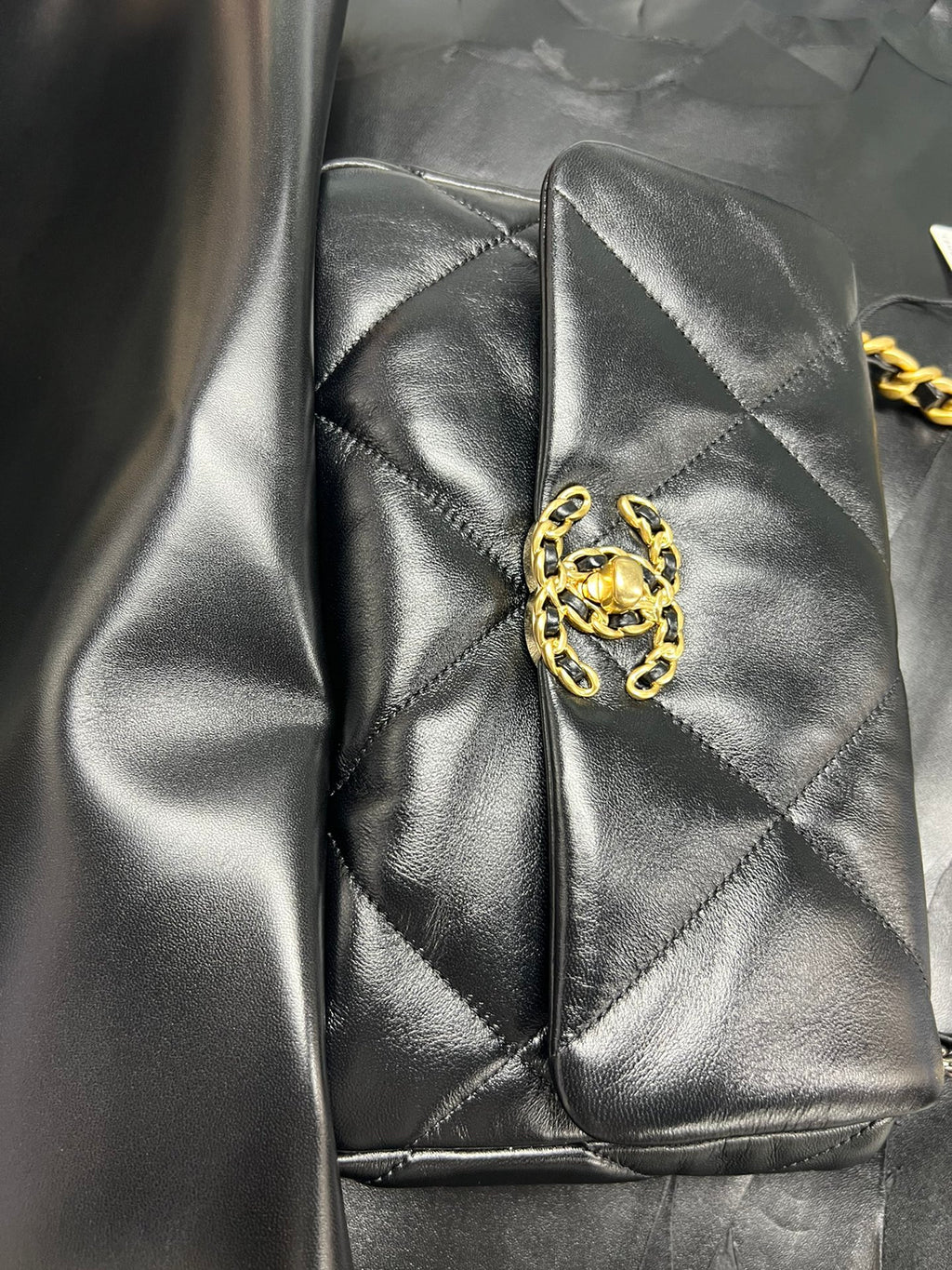 Chanel 19bag 至尊黑金‍♀️ 正品皮小號【全新升級一包一號晶片】 義大利🇮🇹「方框」 原廠一級小羊皮，正品尾皮限量出售，純水染工藝，毛孔清晰底光通透！嬰兒般的軟乎手感，飽滿有肉！ 尺寸：26cm